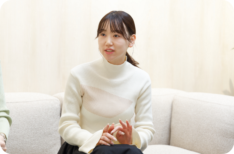 話す女性社員