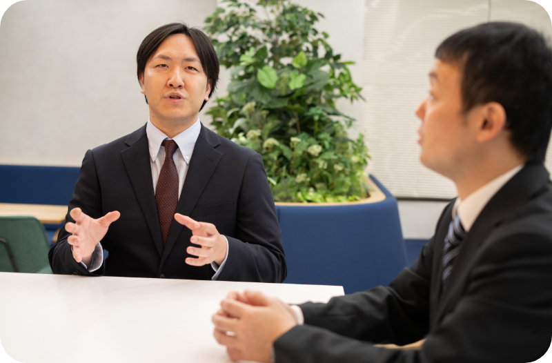 話をする二人の男性