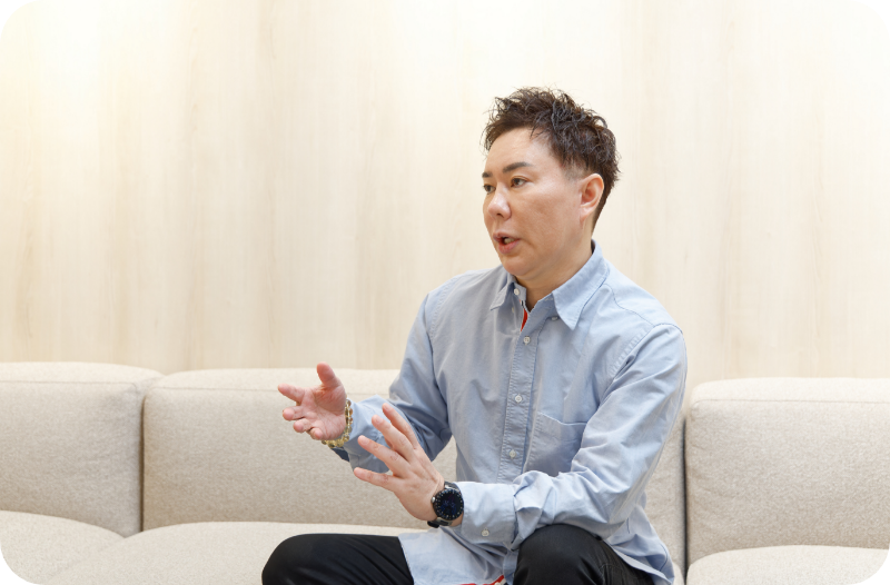 若手社員クロストーク03-1 話す男性