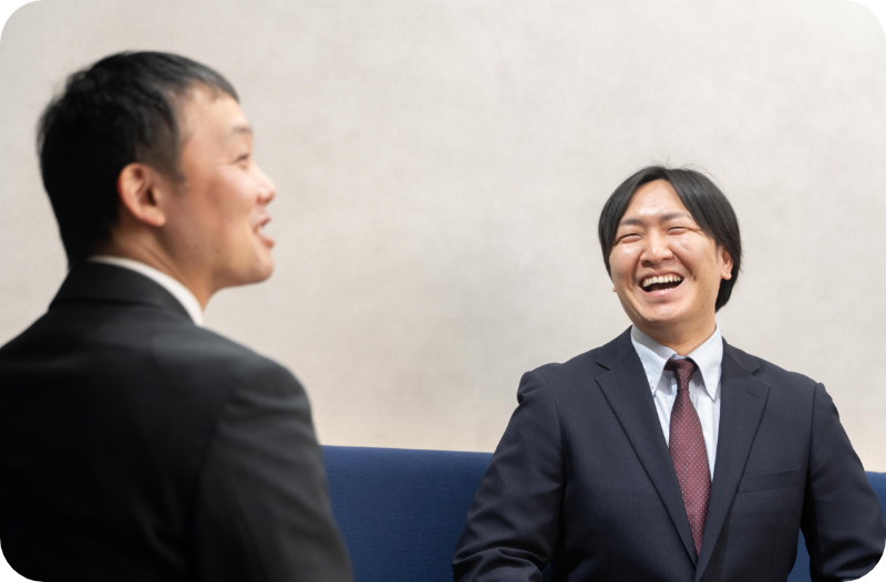 話をする二人の男性