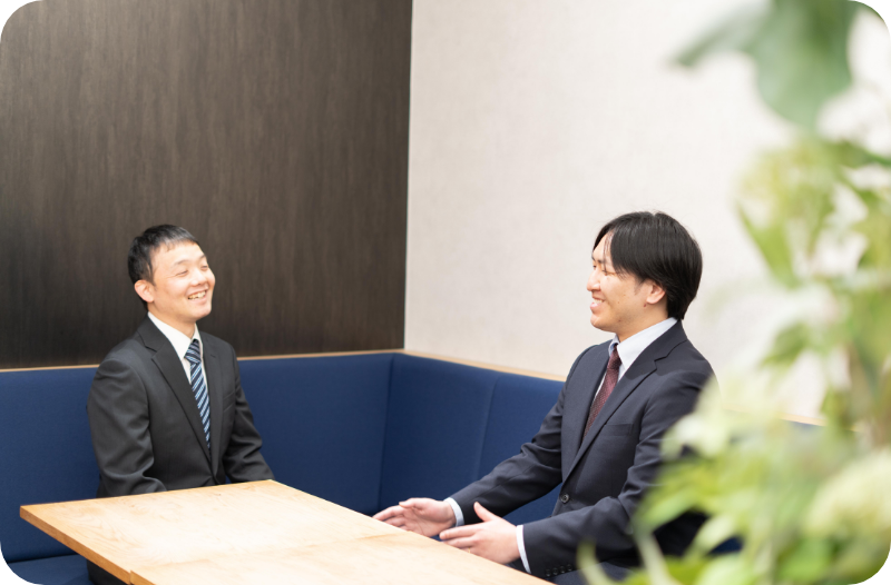 話をする二人の男性