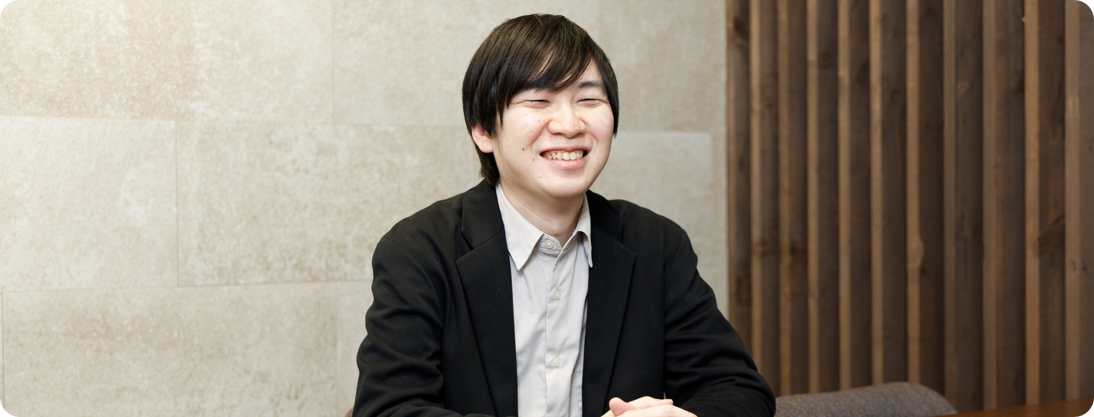 笑顔の男性