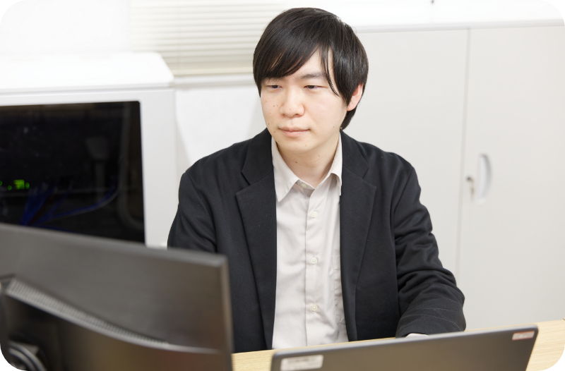 パソコンの前で仕事をする男性