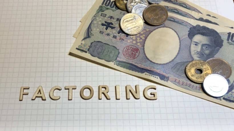 FACTORINGの文字と3枚の千円札と小銭
