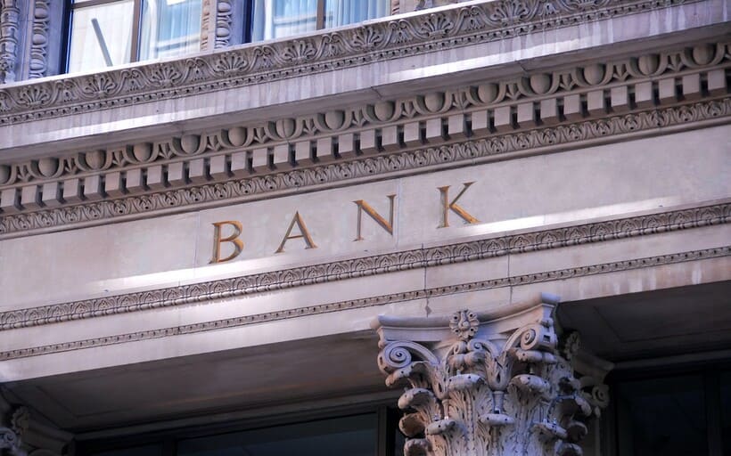 銀行系ファクタリングとは｜「特徴」と「他のファクタリングとの違い」から解説