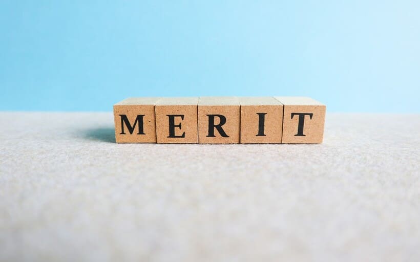 MERITと書かれた立方体のブロック
