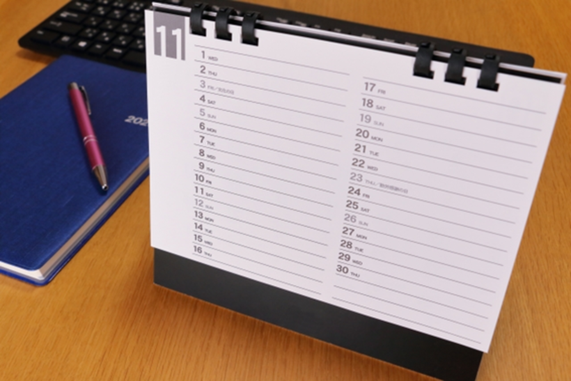 卓上カレンダーとスケジュール帳とペンとキーボード