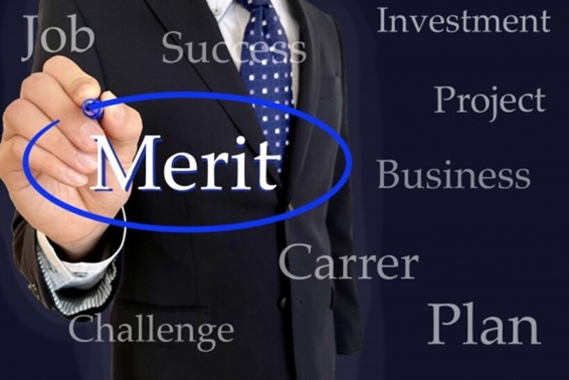 ビジネスマンの周りにビジネスに関する英単語があり、Meritを青いペンでビジネスマンが囲っている