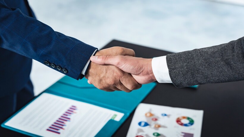 初回取引でもファクタリングは利用できる？審査に通るコツと注意点、おすすめ会社・サービスを紹介！